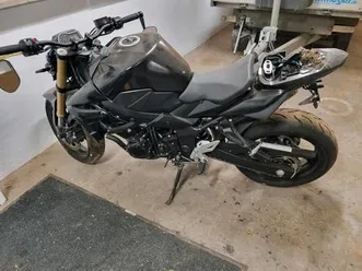 suzuki gsr750