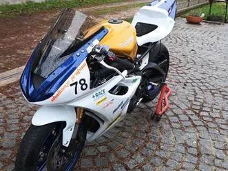moto de piste triumph 675 daytona