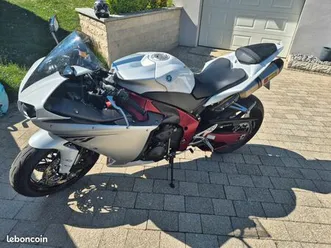 yamaha r1