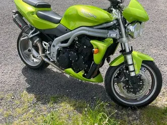 moto triumph speed triple