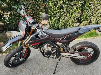 moto rieju mrt pro black edition■année 2022■modèle black série rouge■10500 km■stockée dans un garage.■l'entretien vient d'être fait au garage.■remise d'origine.