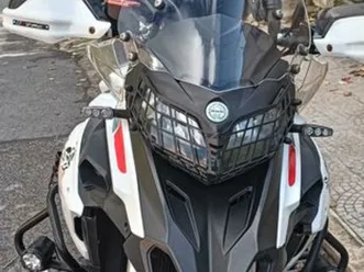 benelli trk 502, usada, de cor branco, com top case, e malas laterais camarate, unhos e apelação