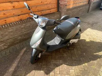 ② piaggio zip 4-takt | 6800 km | donkergroen | helm & slot