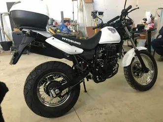 hyosung karion 125 cc moto, com compartimento de arrumacao traseiro madalena e beselga