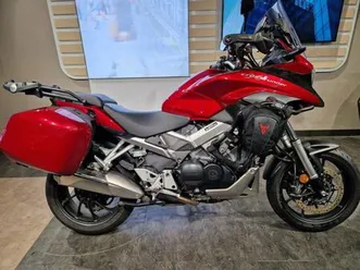 honda vfr 800 crossrunner in red
