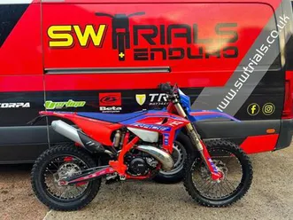 2025 beta rr race 2t 300 cc enduro bike - top spec 2-stroke off-road green lane