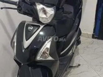 moto sym st 125 cc en très bon état, utilisée par une seule personne