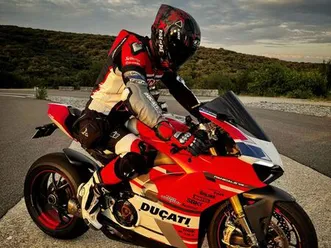 ducati panigale v4s corse - akrapovic