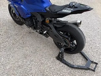 yamaha r1 2022 60th piste