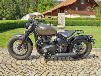 triumph bobber black