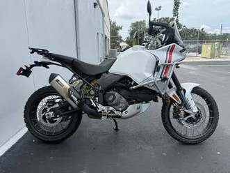 2023 ducati desertx star white silk