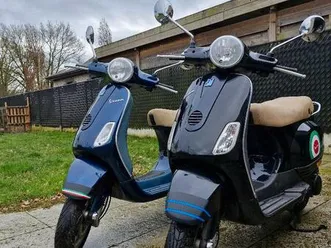② 2 vespas donkerblauw en zwart