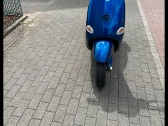 vespa et4 125 in blau - klassischer roller