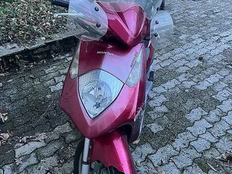 honda dylan 125, roule très bien, carénages accidentés