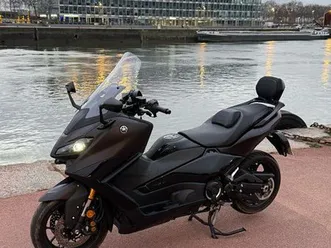 560 tmax tech max dark magma du 09/2024 il est garantie constructeur jusqu’au 09/2026