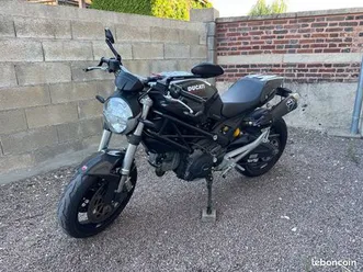 ducati monster 696 équipée carbone