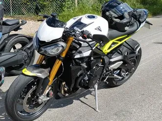 superbe street triple moto2