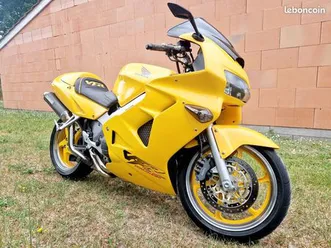 800 vfr fi / rc46 jaune équipé
