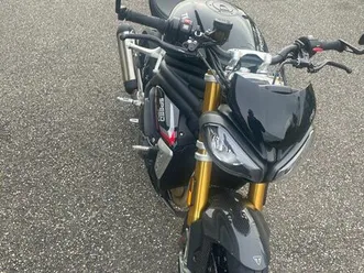 moto triumph speed triple 1200 rs