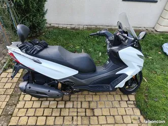 scooter de marque kymco xtown 125 cbs