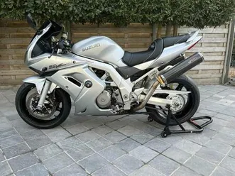 ② suzuki sv 1000s v-twin ** slechts 11000km !!!** topstaat **