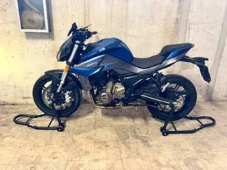 moto naked qj srk 700