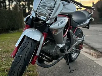 ② kawasaki er6 n en superbe état.