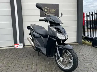 aprilia sportcity cube 300 | motorroller | schwarz | leovince