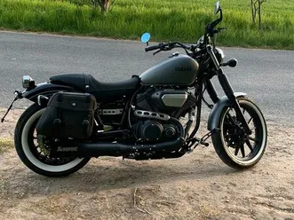 yamaha xv950 cruiser mit satteltaschen