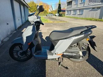 scooter peugeot tweet