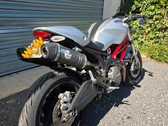 ducati monster / équipée et entretiens à jour