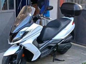 scooter modello kymco downtown 350 abs