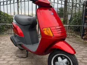 piaggio skr 125 cc 2 takt rood facelift nette staat — scooters | piaggio — marktplaats