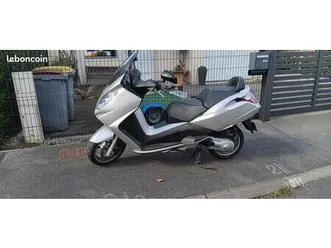 beau scooter gris