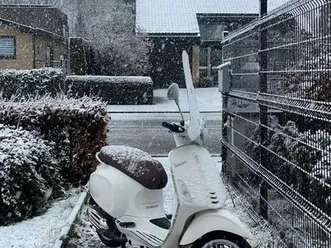 ② vespa primavera wit 2022