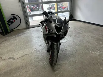 2024 kawasaki ninja® zx™-6r pearl robotic white/metallic graphite gray