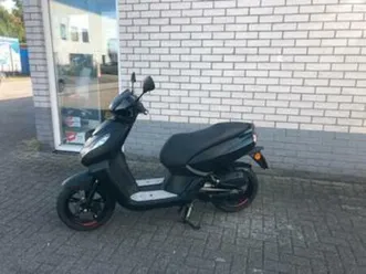 2026knaller:peugeot kisbee 45km black edition 2021 6000km — scooters | peugeot — marktplaats