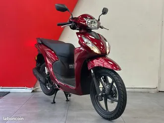 scooter honda vision nsc 110 rouge - proche du neuf - garantie 6 ans - léger et compact