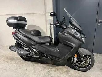 ② sym maxsym 600 met topcase en handvatverwarming