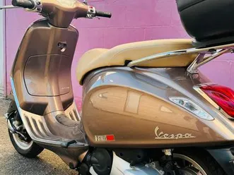 ② als nieuwe vespa primavera 125 slechts 1800km!!