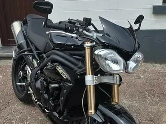② triumph speed triple 1050 abs