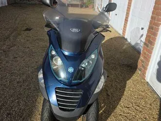 2009 piaggio mp3 250 cc three wheel scooter