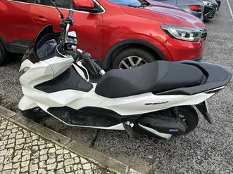 vendo moto pcx com bsixa quilometragem e pouco tempo de uso quinta do anjo