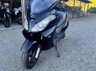 aprilia atlantic 200 .