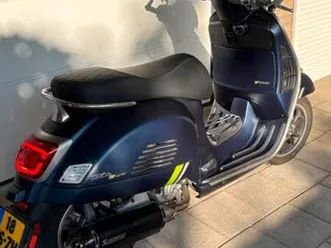 bijzonder mooie vespa 300 gts super in de kleur mat blauw — motoren | piaggio — marktplaats
