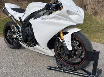 yamaha r1 crossplane 2011 piste