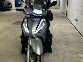 scooter honda sh300 – 2017 – gris métallisé