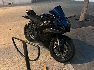 r7 full black permis a2