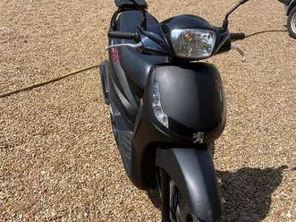 scooter peugeot tweet