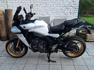 ② tracher 900 gt avec 7700 km avec valises latérales et siège